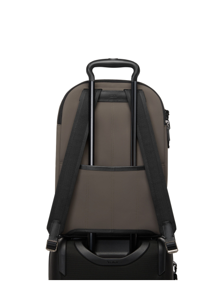 Sac à dos TUMI Harrison Warren Taupe/Black Woven, passant fixé sur une valise