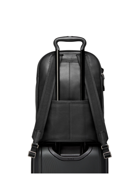 Sac à dos TUMI Harrison Warren cuir Black Bombe, sac installé sur une valise