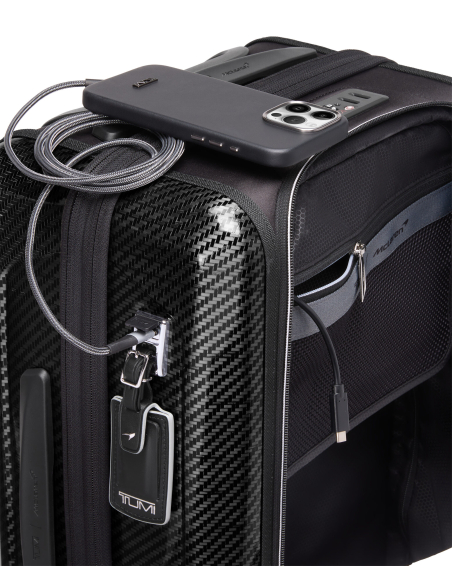 Valise cabine Aero 56 cm TUMI McLaren Night Galaxy, illustration du branchement USB avec un téléphone