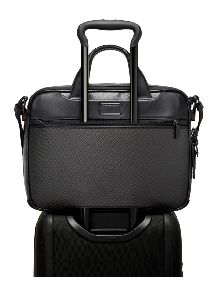 Porte-documents Slim Axle carbone TUMI McLaren Carbon, vue arrière sur la poignée d’une valise
