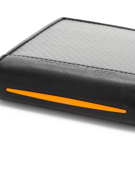Portefeuille carbone TUMI McLaren Carbon/Papaya, détail du carbone et des finitions