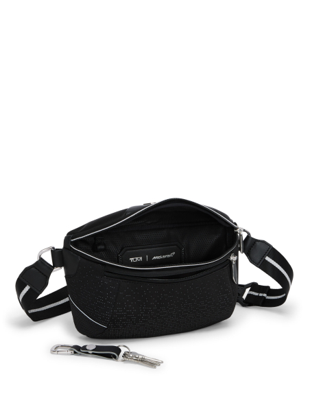 Sac porté croisé Ignition TUMI McLaren Night Galaxy, compartiment principal ouvert et attache-clés
