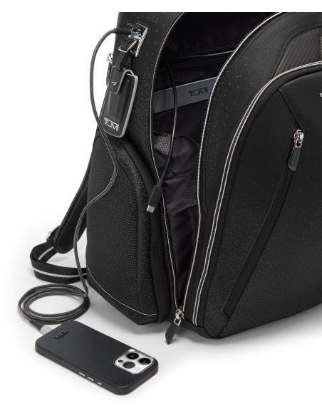 Sac à dos Paddock TUMI McLaren Night Galaxy, illustration du branchement USB-C avec téléphone
