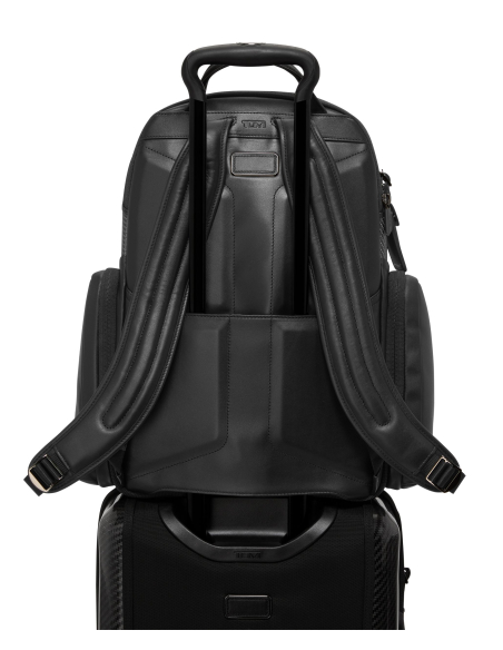 Sac à dos Paddock carbone TUMI McLaren Carbon, vue arrière sur la poignée d’une valise