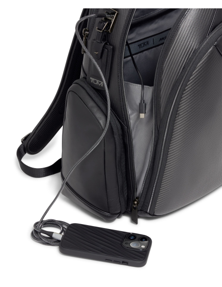 Sac à dos Paddock carbone TUMI McLaren Carbon, illustration du branchement USB-C avec téléphone