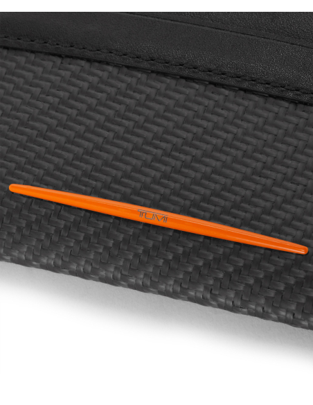 Porte-cartes Slim carbone TUMI McLaren Carbon/Papaya, détail du carbone et du logo