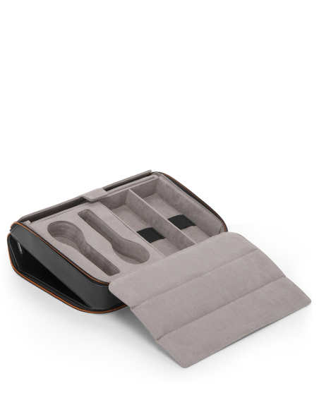 Trousse de voyage en cuir TUMI McLaren Black, intérieur ouvert et logements vides