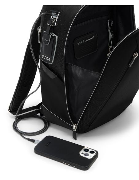 Sac à dos Velocity TUMI McLaren Night Galaxy, illustration du branchement USB-C avec téléphone