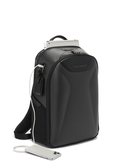 Sac à dos Velocity avec panneau carbone TUMI McLaren Carbon, accès ordinateur et illustration du branchement USB-C