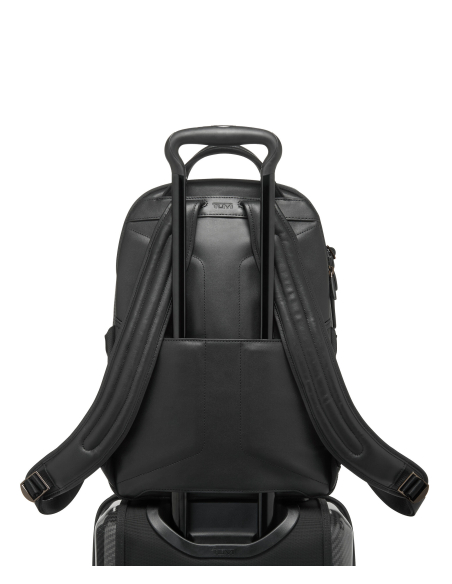 Sac à dos Velocity avec panneau carbone TUMI McLaren Carbon, vue arrière sur la poignée d’une valise