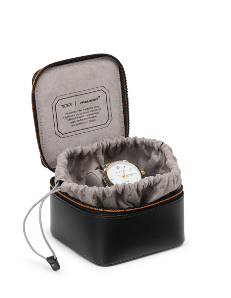 Étui de voyage pour montre TUMI McLaren Black, étui ouvert avec une montre en exemple