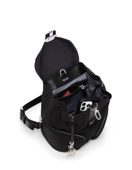 Petit sac à dos TUMI Journey Black, compartiment ouvert avec objets dans les rangements