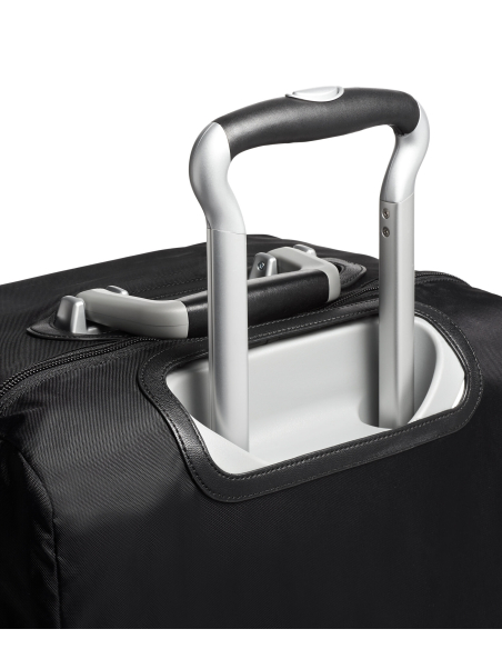 Housse International extensible TUMI Black, détail des ouvertures supérieures autour des poignées