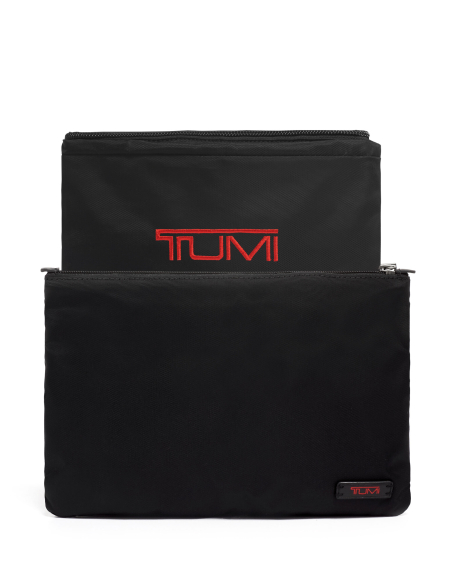 Housse International extensible TUMI Black, housse repliée avec sa pochette zippée