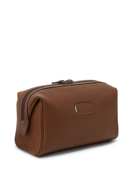 Trousse de toilette Framed TUMI en cuir lisse Cognac, vue arrière avec écusson pour monogramme