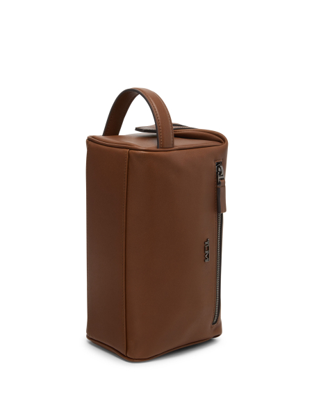 Trousse de toilette Framed TUMI en cuir lisse Cognac, vue de côté, poignée déployée