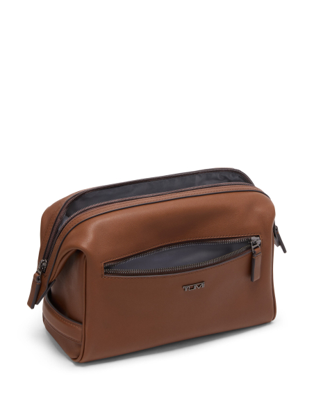 Trousse de toilette Framed TUMI en cuir lisse Cognac, fermetures principale et frontale entrouvertes