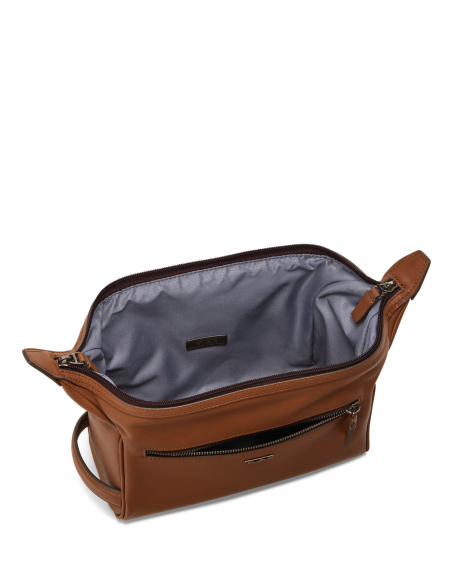 Trousse de toilette Framed TUMI en cuir lisse Cognac, intérieur vide et poche frontale ouverte