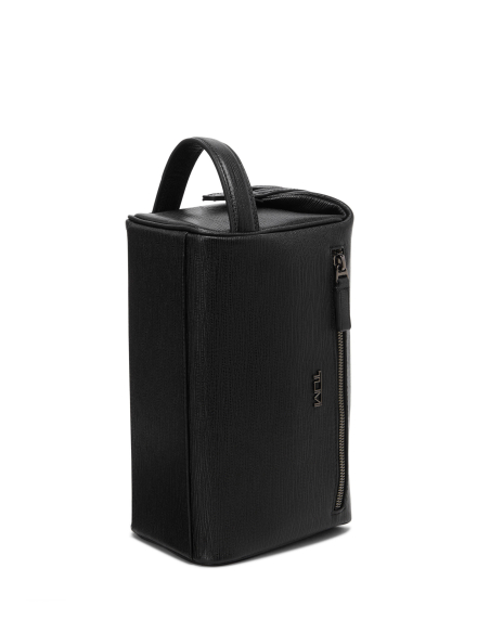 Trousse de toilette Framed TUMI en cuir embossé Black Embossed, vue latérale avec poignée déployée