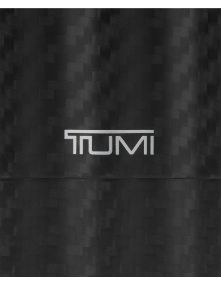 Étui à cigares de golf TUMI en carbone Carbon, détail de la trame carbone et du logo