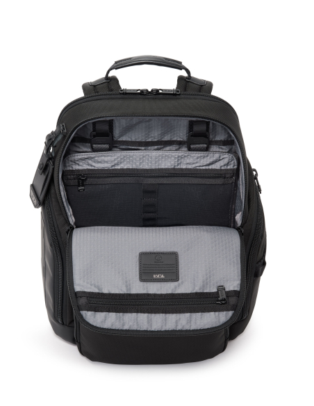 Organisateur de voyage TUMI Black, organisateur installé dans un sac à dos ouvert