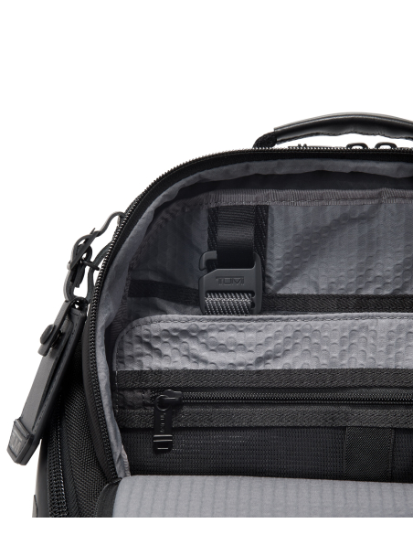 Organisateur de voyage TUMI Black, détail des crochets et des poches dans le sac