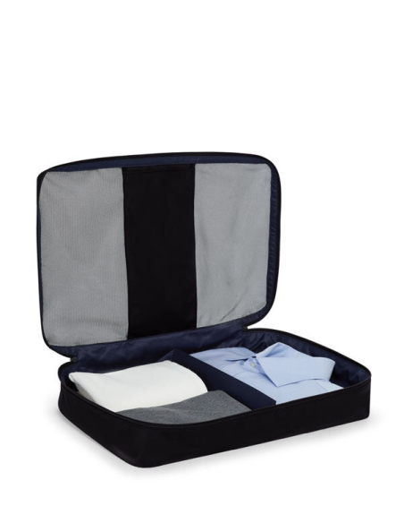 Cube de rangement Large TUMI Black, vêtements répartis de part et d’autre du séparateur