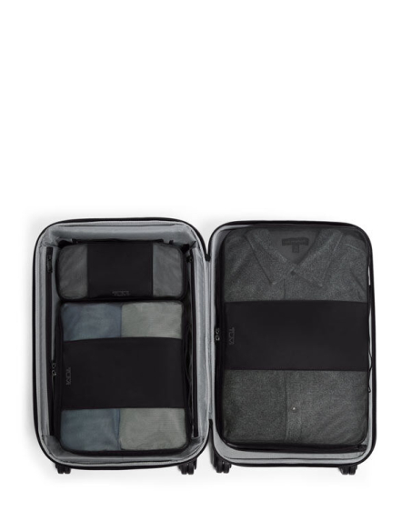 Cube de rangement Large TUMI Black, exemple de rangement avec des cubes dans une valise ouverte