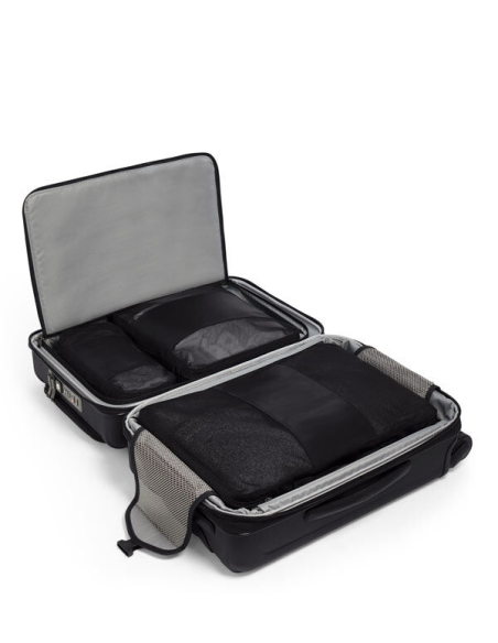 Cube de rangement Medium TUMI Black, exemple de rangement dans une valise ouverte à plat