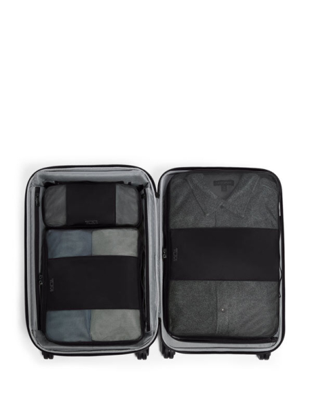 Cube de rangement Medium TUMI Black, cubes dans une valise ouverte debout
