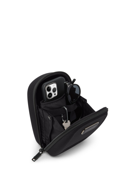 Pochette de sport TUMI Black, exemple de rangement du téléphone et des petits accessoires