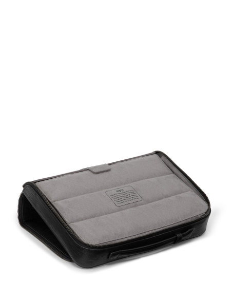 Trousse de voyage TUMI en cuir Black Embossed, rabat intérieur matelassé refermé