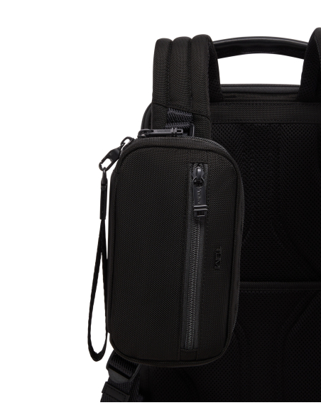 Pochette TUMI à dragonne en nylon Black, exemple de fixation sur un sac à dos compatible