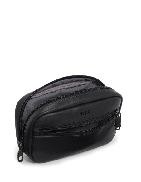 Pochette TUMI à dragonne en cuir Black, compartiment principal et poche frontale entrouverts