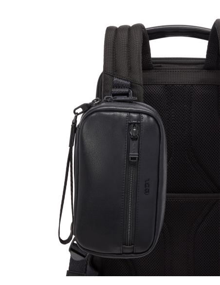Pochette TUMI à dragonne en cuir Black, pochette installée sur un sac à dos compatible