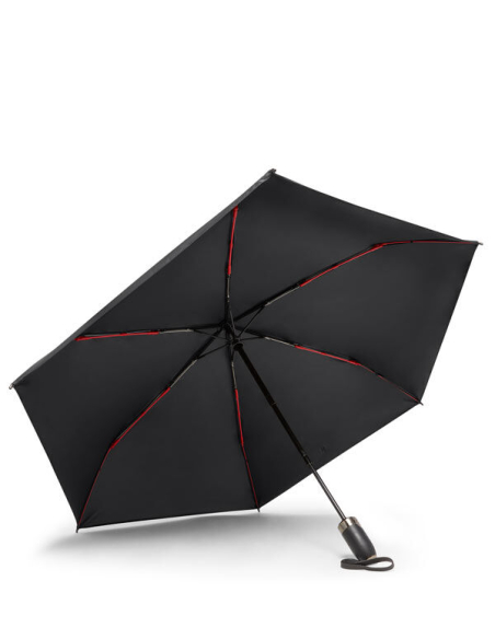 Parapluie automatique Medium TUMI Black, vue intérieure sur l’armature et les accents rouges
