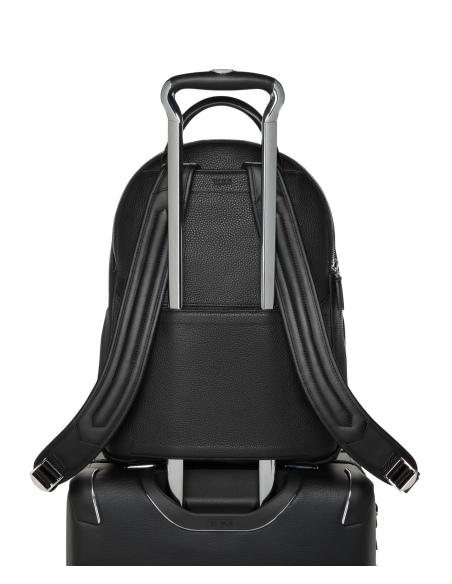 Sac à dos Beneditto TUMI Turin Black Pebbled, passant installé sur une valise