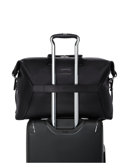 Sac de voyage Calleri TUMI Turin Black, dos installé sur une valise
