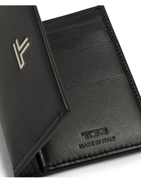 Porte-cartes compact TUMI Turin Black Noir, détail du cuir, des coutures et de la signature