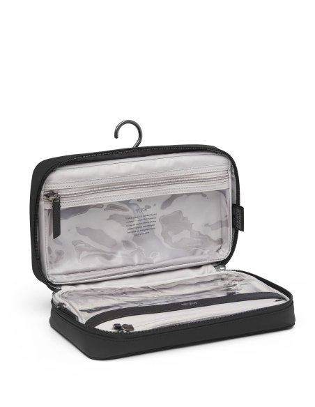 Trousse à maquillage Adelise TUMI Black/Gunmetal, ouverte avec crochet de suspension