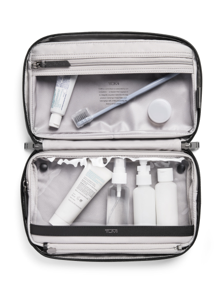 Trousse à maquillage Adelise TUMI Black/Gunmetal, rangements ouverts avec produits de beauté