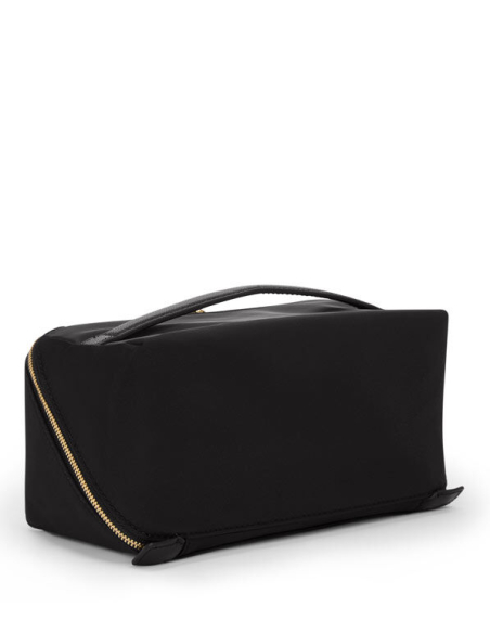 Trousse à maquillage Dallas TUMI Black/Gold, vue de trois quarts avec poignée