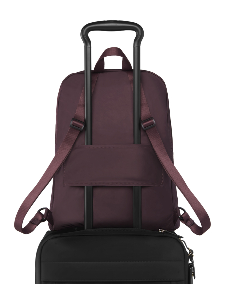 Sac à dos pliable Just In Case TUMI Rosewood, passant arrière sur une valise