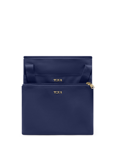 Cabas pliable Medium Just In Case TUMI Indigo/Light Gold, replié dans sa pochette