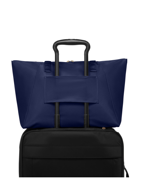 Cabas pliable Medium Just In Case TUMI Indigo/Light Gold, passant arrière sur une valise