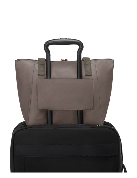 Petit cabas pliable Just In Case TUMI Mink, passant arrière sur une valise