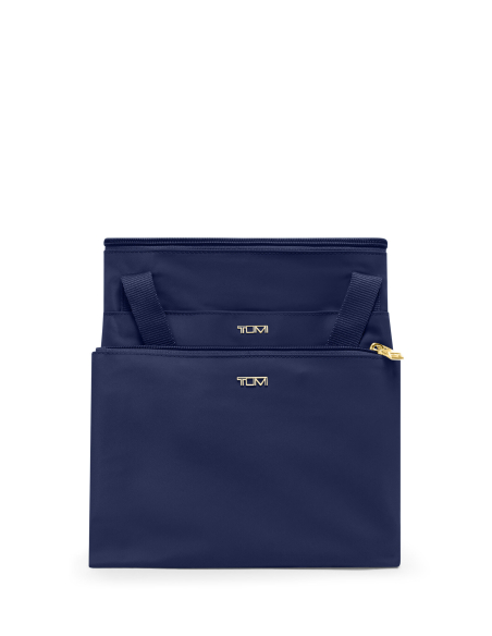 Grand cabas pliable Just In Case TUMI Indigo/Light Gold, replié dans sa pochette