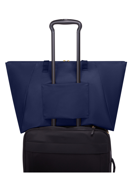 Grand cabas pliable Just In Case TUMI Indigo/Light Gold, passant arrière sur une valise