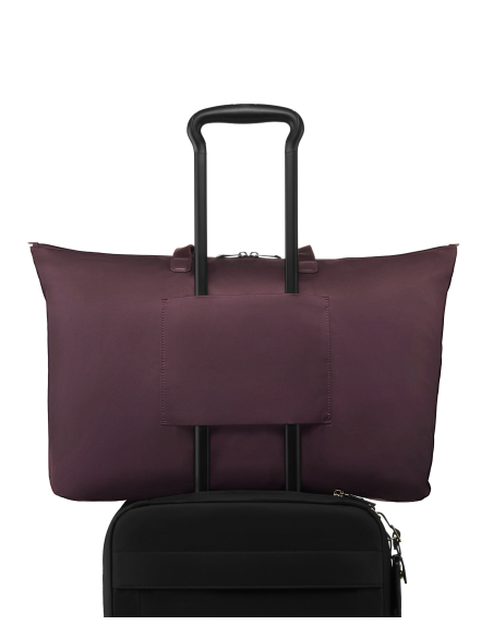 Grand cabas pliable Just In Case TUMI Rosewood, passant arrière sur une valise
