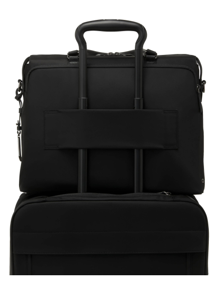 Sacoche ordinateur Kendallville TUMI Black/Gunmetal, passant arrière sur une valise